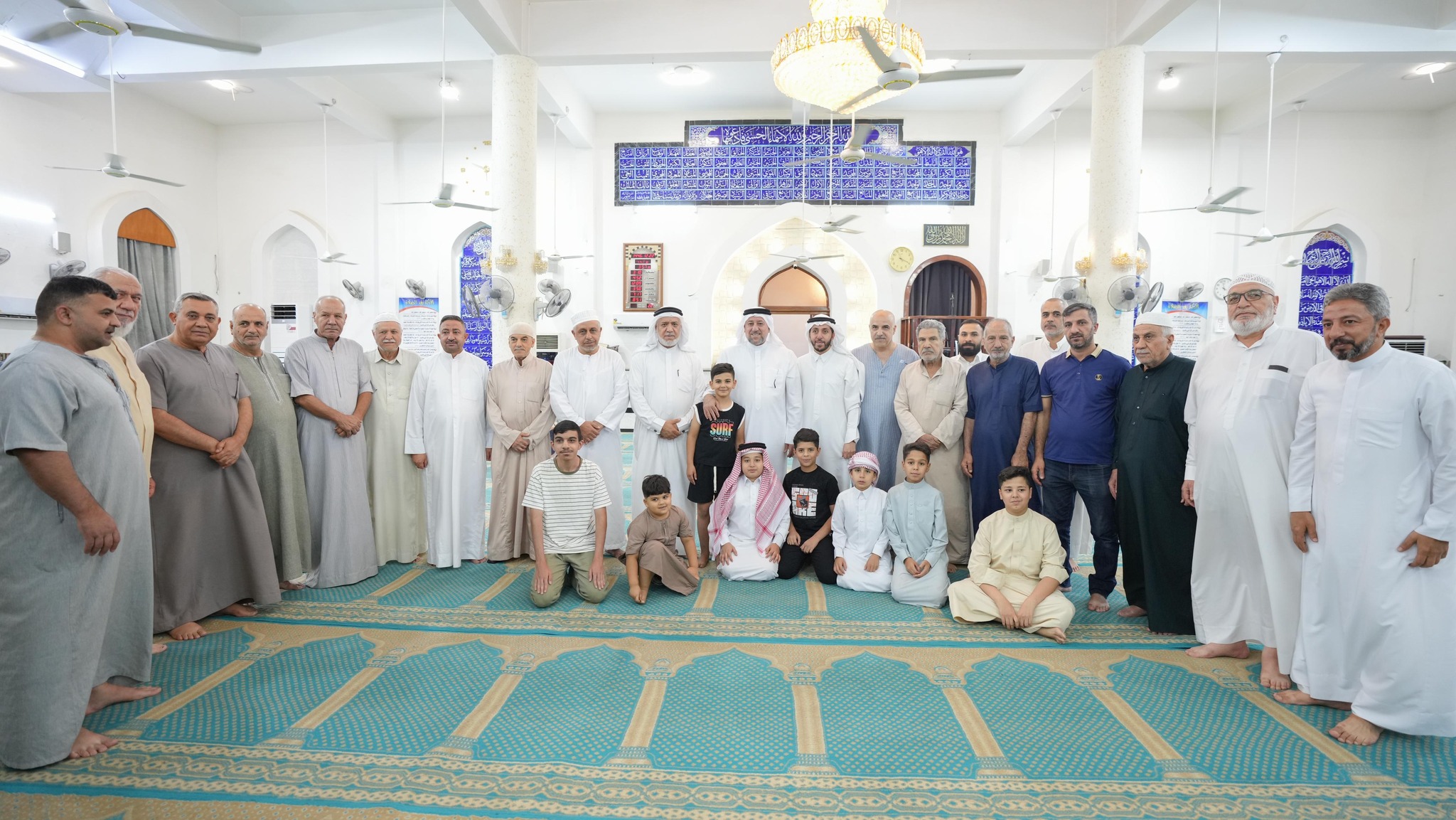 جانب من زيارة الشيخ خميس الخنجر رئيس تحالف السيادة، جامع ملوكي في منطقة العامرية بالعاصمة بغداد لأداء صلاة الفجر.