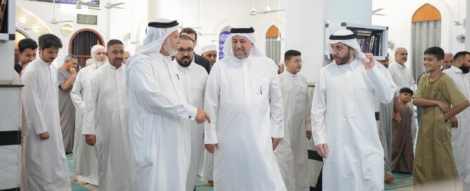الشيخ خميس الخنجر يؤدي صلاة الفجر في جامع ملوكي